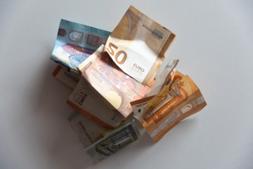 Archivo - Varios billetes en una mesa, a 9 de enero de 2024, en Madrid (España). Durante el 2023, el 65% de la población hizo uso del efectivo para el pago principal de compras en comercios físicos