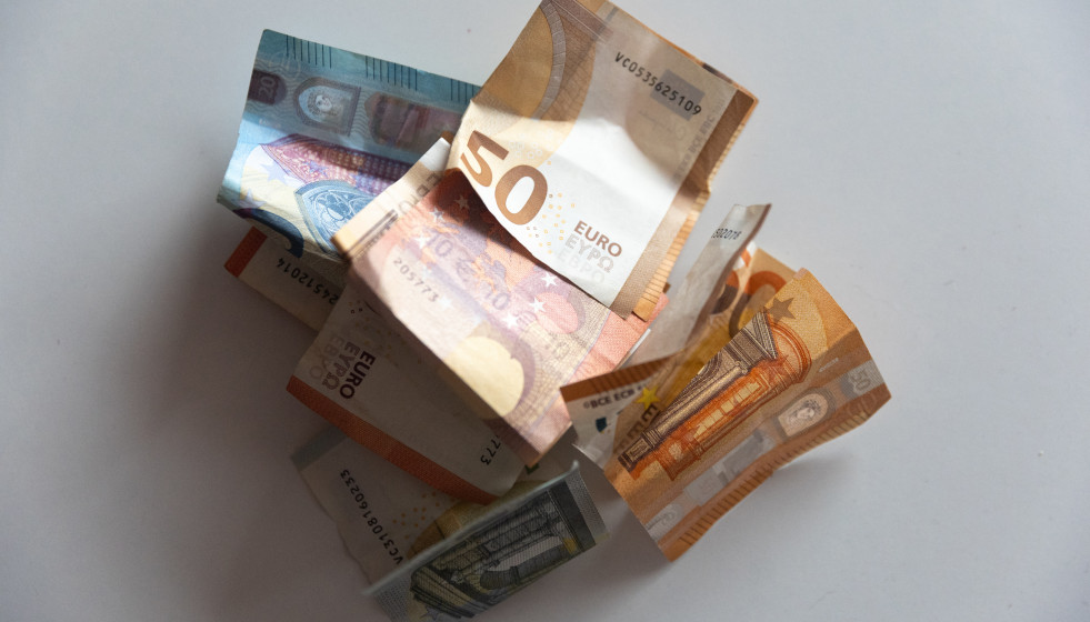 Archivo - Varios billetes en una mesa, a 9 de enero de 2024, en Madrid (España). Durante el 2023, el 65% de la población hizo uso del efectivo para el pago principal de compras en comercios físicos