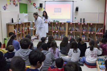 Sesión formativa en un centro educativo de O Porriño (Pontevedra), organizado por el grupo biofarmacéutico Zendal con motivo del Día de la Mujer y la Niña en la ciencia.