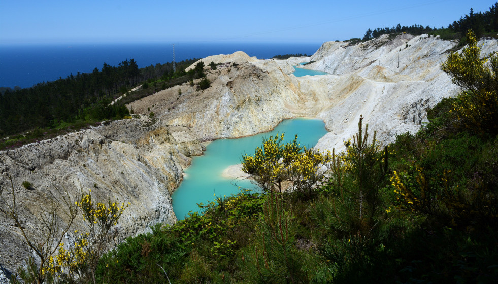 Archivo - Balsas mineras en la zona de explotación de áridos en Monte Neme, entre Carballo y Malpica (A Coruña)