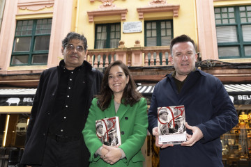 La alcaldesa, Inés Rey, y el presidente de la Fundación Wenceslao Fernández Flórez, José Luis Castro, supervisaron los trabajos de restauración de restauración de la placa conmemorativa de la c