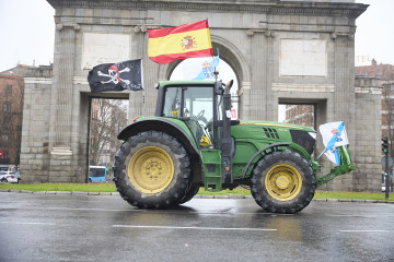 Un tractor a su entrada a la ciudad por Puerta de Toledo, a 11 de febrero de 2026, en Madrid (España). Convocados por Unión de Uniones de Agricultores y Ganaderos y la Unión Nacional de Asociacione