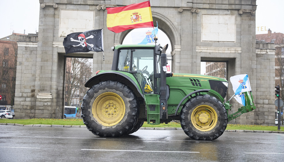 Un tractor a su entrada a la ciudad por Puerta de Toledo, a 11 de febrero de 2026, en Madrid (España). Convocados por Unión de Uniones de Agricultores y Ganaderos y la Unión Nacional de Asociacione