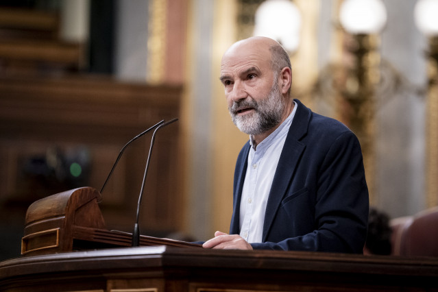 El diputado del BNG Néstor Rego interviene durante una sesión plenaria, en el Congreso de los Diputados, a 10 de febrero de 2026, en Madrid-