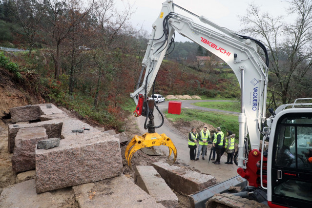 El presidente de la Diputación de Pontevedra, Luis López, visita la zona de un desprendimiento en una carretera de Gondomar.