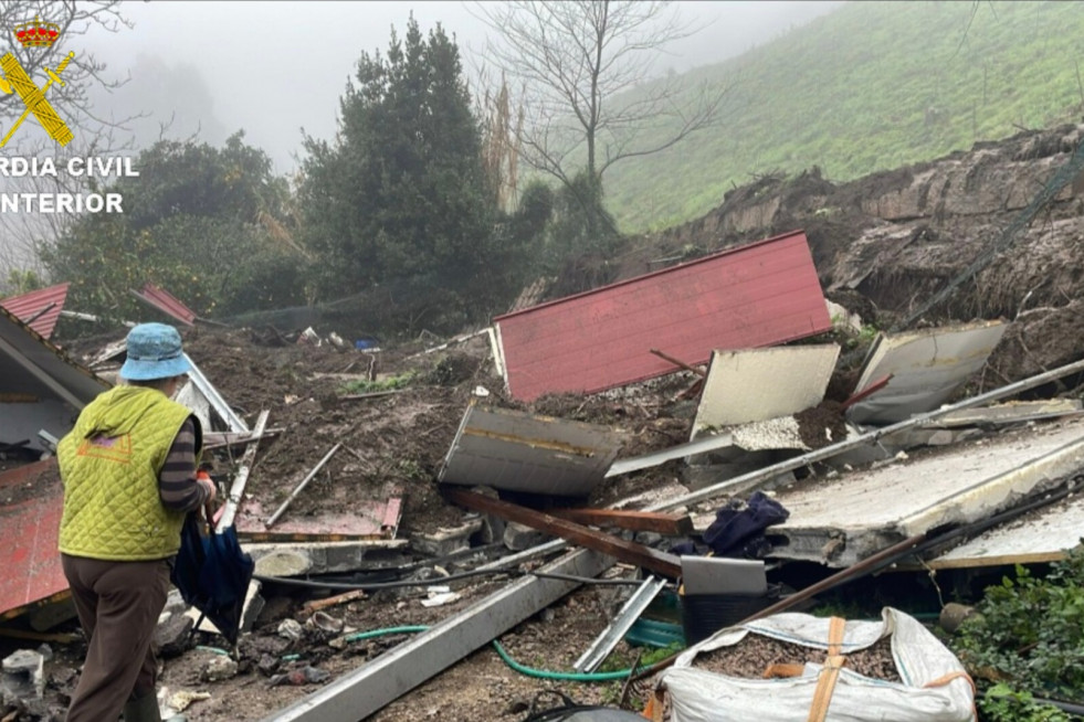 Un talud de la autovía do Morrazo se desploma sobre una vivienda en Moaña (Pontevedra), dejando una persona herida.