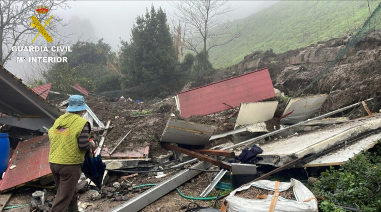 Un talud de la autovía do Morrazo se derrumba sobre una vivienda en Moaña y deja un herido evacuado