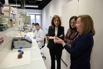 La conselleira de Medio Ambiente e Cambio Climático, Ángeles Vázquez, durante su visita a las instalaciones del Centro Interdisciplinar de Química y Biología (CICA) de la Universidade da Coruña 