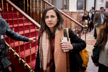 La secretaria general de Podemos, Ione Belarra, a su salida de un pleno en el Congreso de los Diputados, a 10 de febrero de 2026, en Madrid (España).