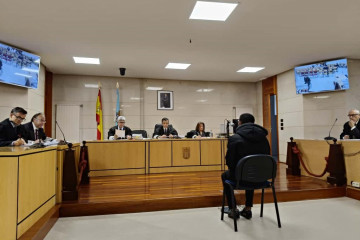 Archivo - El acusado de apuñalar a un joven a la salida de una discoteca compostelana durante la sesión del juicio.