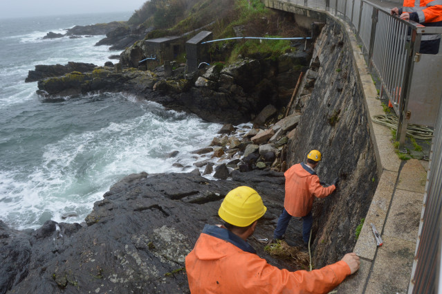 Sanxenxo inicia la reparación del muro de la Avenida de Pontevedra en el que el temporal abrió un boquete.