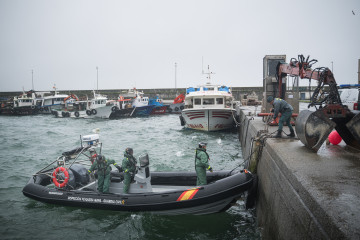 Buzos de la Guardia Civil se preparan para limpiar los residuos tras el hundimiento, a 10 de febrero de 2026, en O Grove, Pontevedra, Galicia (España).