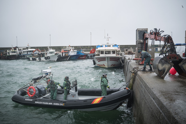 Buzos de la Guardia Civil se preparan para limpiar los residuos tras el hundimiento, a 10 de febrero de 2026, en O Grove, Pontevedra, Galicia (España).