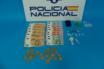 Dinero y sustancias incautadas en un operativo en Marín (Pontevedra).