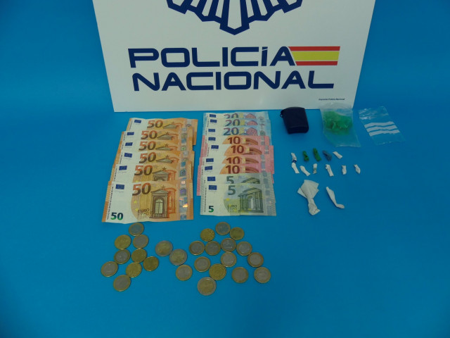 Dinero y sustancias incautadas en un operativo en Marín (Pontevedra).
