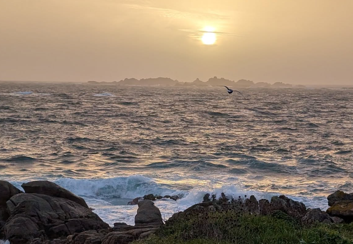 Puesta de sol el martes en Aguiu00f1o en una foto de Gemma Ayuso enviada a  O Tempo de CRTVG