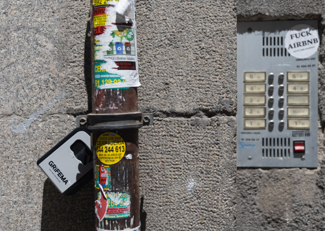Archivo - Caja de seguridad para las llaves de una piso de alquiler turístico, a 17 de junio de 2024, en Madrid (España).