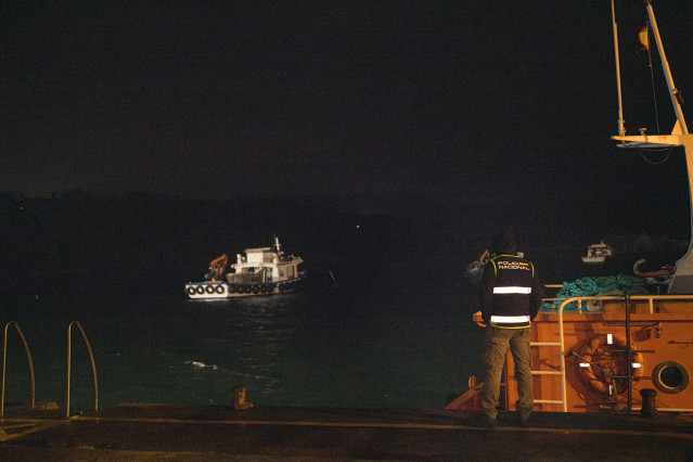 Agentes de la Policía Nacional y del servicio de aduanas colocan un muro de contención tras el hundimiento, a 10 de febrero de 2026, en O Grove, Pontevedra, Galicia (España).