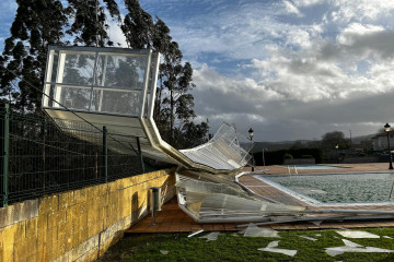 El temporal destroza la piscina municipal de Abegondo (A Coruña), a 11 de febrero de 2026.