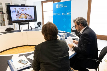 El conselleiro de Presidencia, Xustiza e Deportes, Diego Calvo, y el director xeral de Relacións Exteriores e coa UE, Jesús Gamallo,