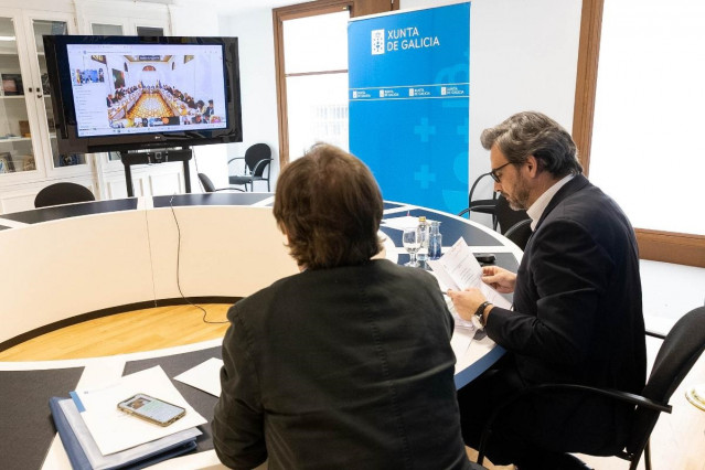 El conselleiro de Presidencia, Xustiza e Deportes, Diego Calvo, y el director xeral de Relacións Exteriores e coa UE, Jesús Gamallo,