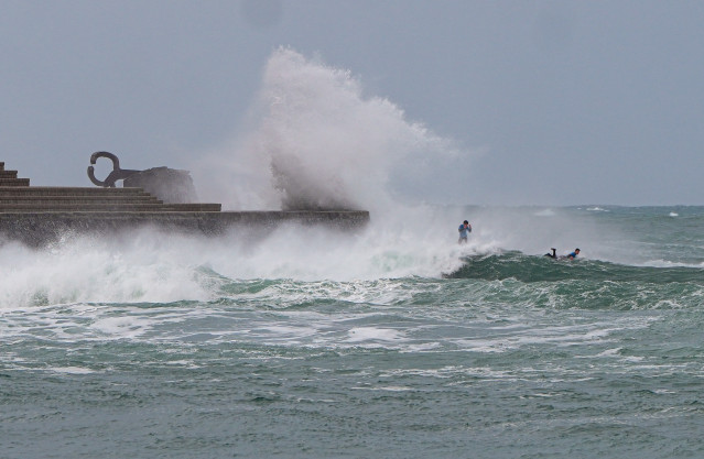 Oleaje en la playa de Ondarreta, a 31 de enero de 2026, en San Sebastián, Guipúzcoa, País Vasco (España).
