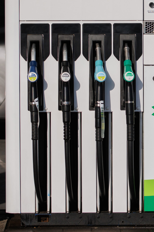 Archivo - Dispensadores de carburante en una gasolinera, a 11 de octubre de 2023, en Madrid.