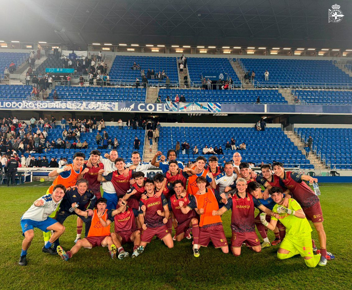 El Deportivo juvenil celebrando su victoria en Tenerife