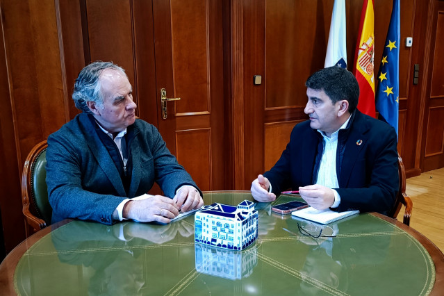 El delegado del Gobierno en Galicia, Pedro Blanco, mantiene una reunión con el jefe de la Demarcación de Carreteras en la Comunidad, Ángel González del Río
