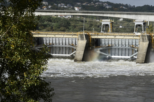 Archivo - El embalse de Velle, en Ourense,  liberando agua del río Miño.