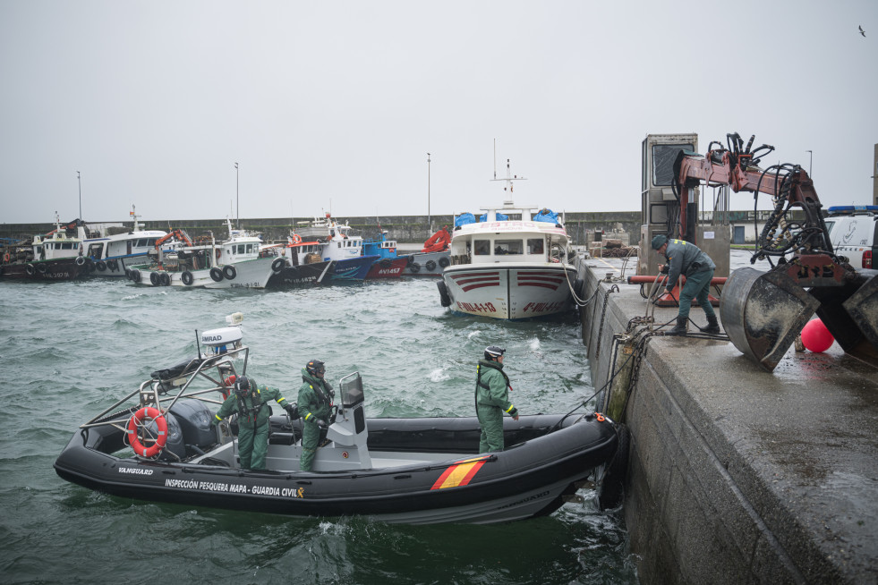 Buzos de la Guardia Civil se preparan para limpiar los residuos tras el hundimiento en O Grove de un barco