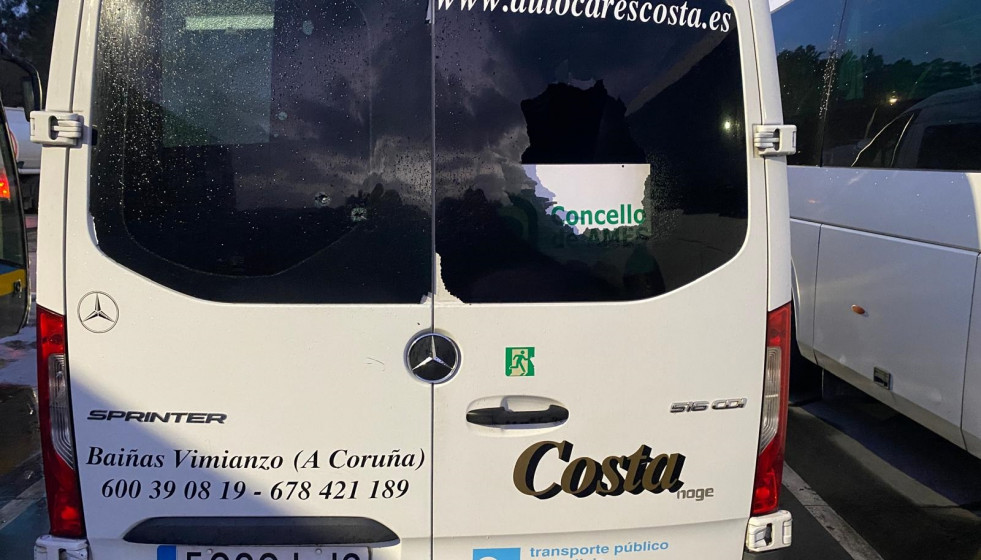 Autobús vandalizado en Ames (A Coruña).