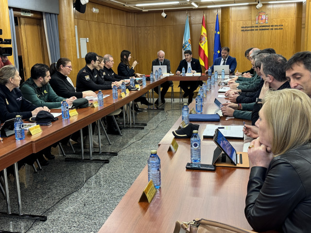 El delegado del Gobierno en Galicia, Pedro Blanco, preside la reunión del plan de convivencia escolar