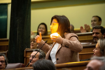 La diputada del PP Ana Vázquez sostiene en el Congreso una baliza V16 en la sesión de control al Gobierno en el Congreso de los Diputados