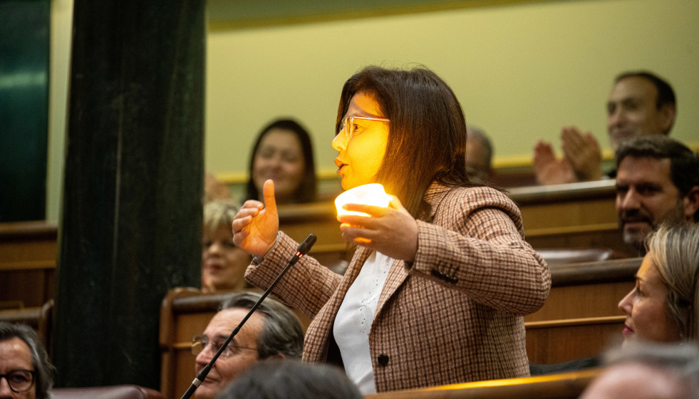 La diputada del PP Ana Vázquez sostiene en el Congreso una baliza V16 en la sesión de control al Gobierno en el Congreso de los Diputados
