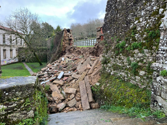 Caída de una parte del muro de San Domingos de Bonaval, en Santiago.