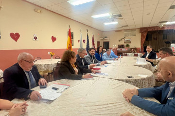 El secretario xeral da Emigración, Antonio Rodríguez Miranda, durante un encuentro con un grupo de socios de la Casa de Santa Marta de Ortigueira en Miami