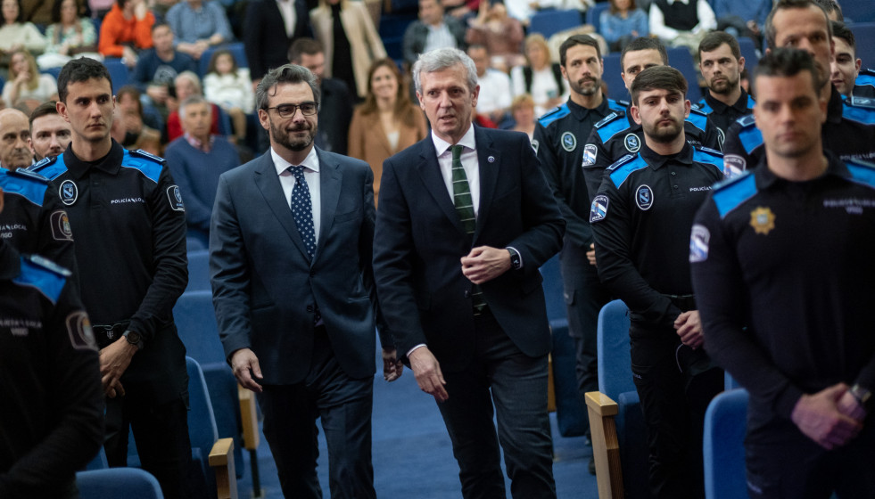 Diego Calvo y Alfonso Rueda entre agentes de la Policía Local