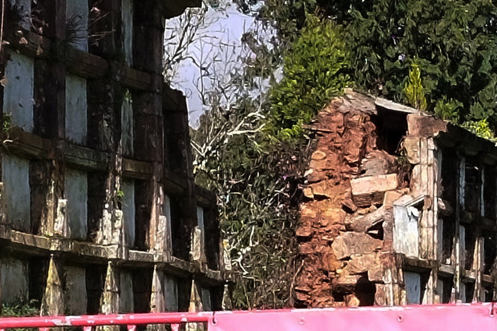 Derrumbe del muro de parte del centemiro de Bonaval