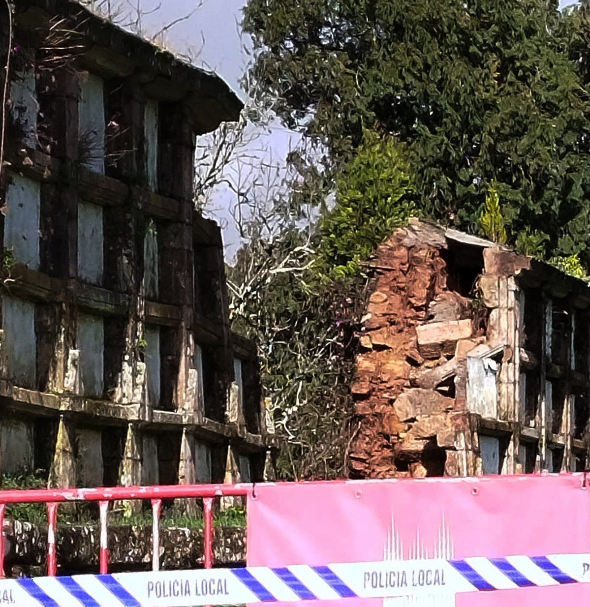 Derrumbe del muro de parte del centemiro de Bonaval