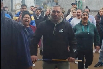 Miembros de un grupo de gitanos profiriendo amenazas tras la alocución de un hombre en un vídeo de angelferrariporche2540