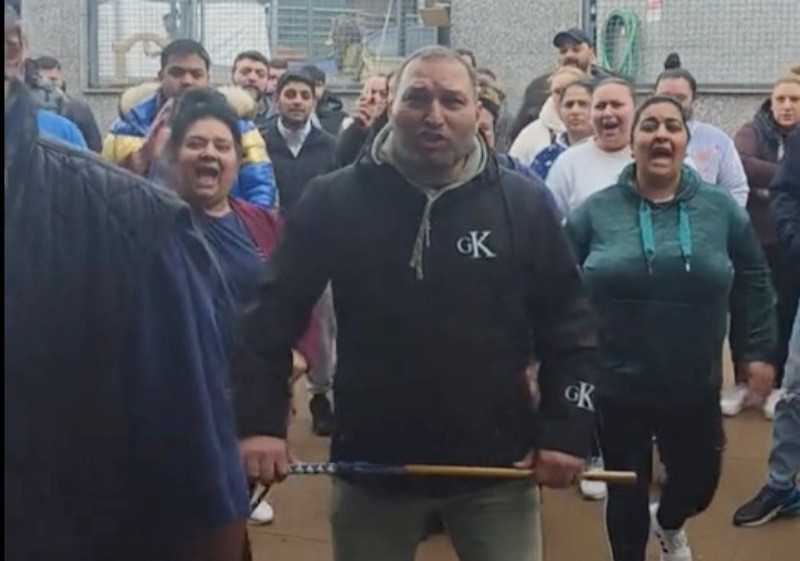 Miembros de un grupo de gitanos profiriendo amenazas tras la alocuciu00f3n de un hombre en un vu00eddeo de angelferrariporche2540