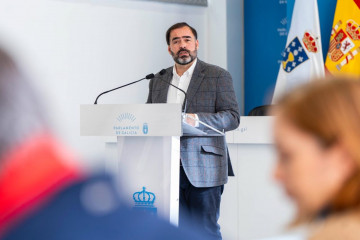 El portavoz parlamentario del PPdeG, Alberto Pazos Couñago, en rueda de prensa en el Parlamento.