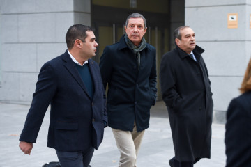 Archivo - El responsable de flota de Pesquerías Nores Marín, la dueña del 'Villa de Pitanxo', José Antonio Nores González (i) y el director de la compañía, José Antonio Nores Rodríguez (d), a