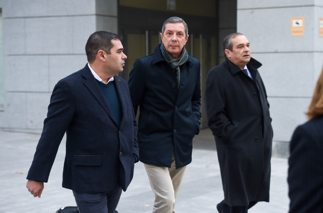 Archivo - El responsable de flota de Pesquerías Nores Marín, la dueña del 'Villa de Pitanxo', José Antonio Nores González (i) y el director de la compañía, José Antonio Nores Rodríguez (d), a su llegada a la Audiencia Nacional.