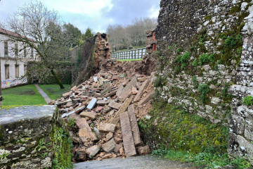 Caída de una parte del muro de San Domingos de Bonaval, en Santiago.