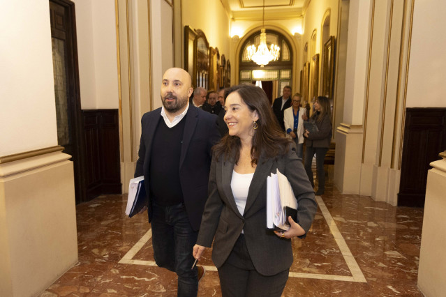 La alcaldesa de A Coruña, Inés Rey, y el portavoz del gobierno local, José Manuel Lage, a su llegada al pleno