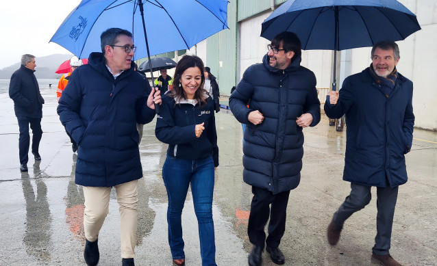 El consejero delegado de RDG, Emilio Bruquetas, ha acompañado a la conselleira do Mar, Marta Villaverde, al puerto de Ribadeo (Lugo) para conocer las instalaciones del grupo Nogar