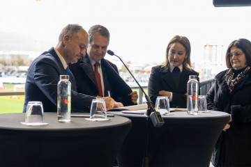 El delegado de Zona Franca, David Regades, y el alcalde de Vigo, Abel Caballero, firman la prórroga de la cesión de los terrenos de la grada de Río en el estadio municipal de Balaídos.