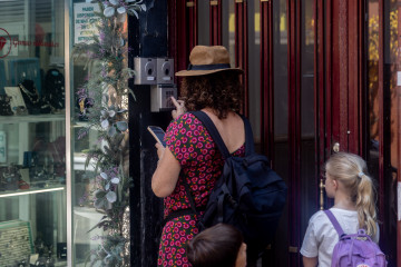 Archivo - Una mujer escribe un código para conseguir las llaves de un apartamento turístico, a 1 de julio de 2025, en Madrid (España)
